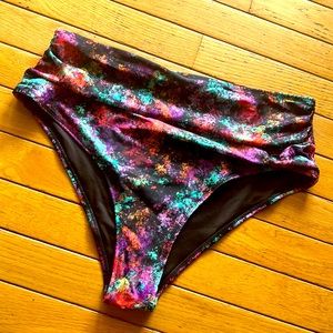 Born Primitive swimsuit bottom. Size large. Like new condition.